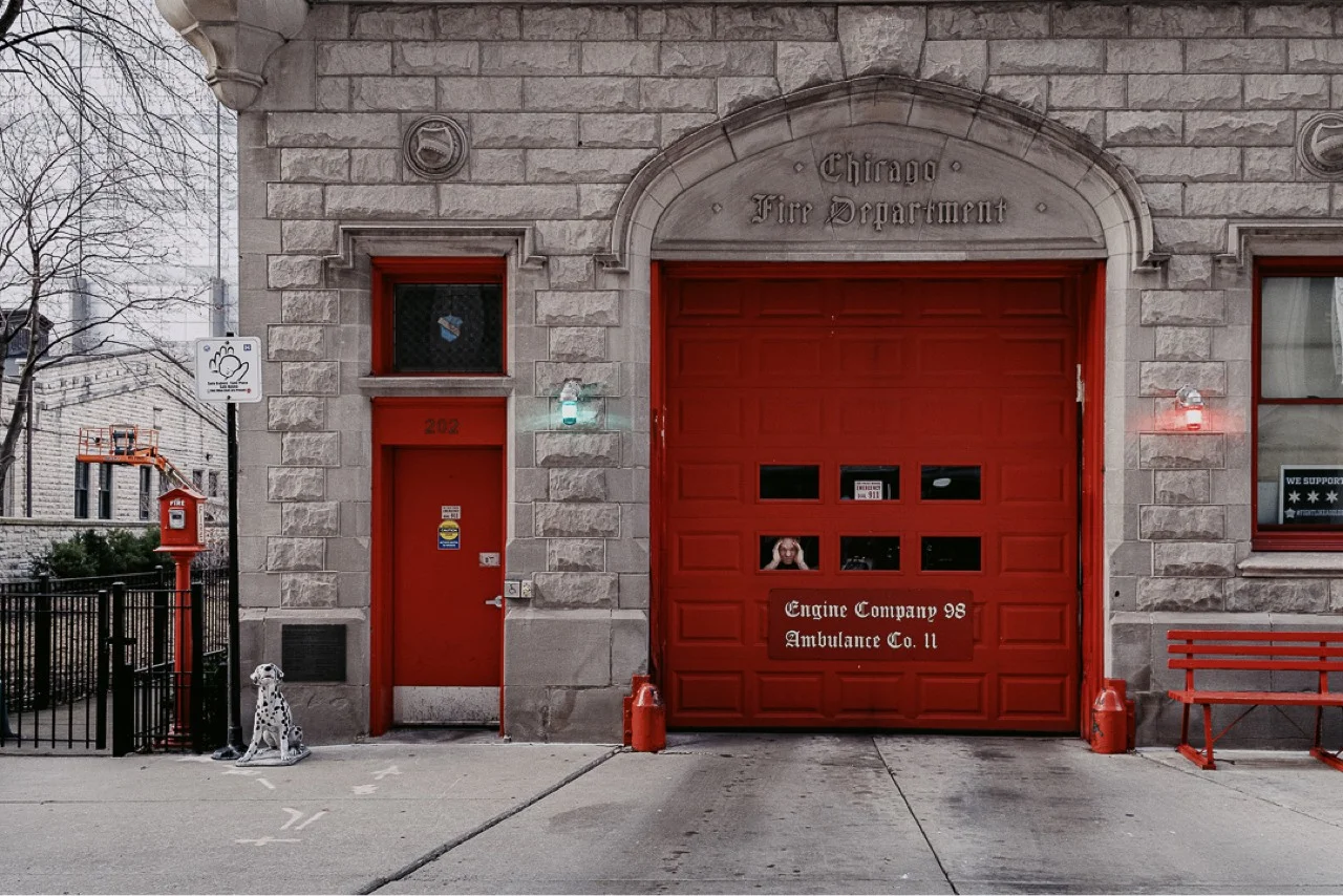 Chicago Fire House - 来自 Front sidewalk, United States