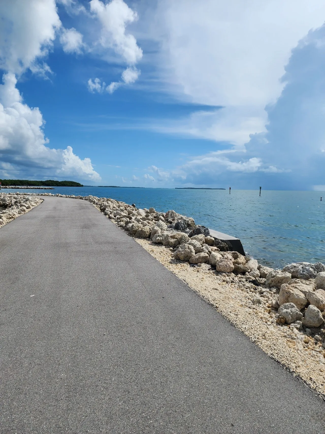 Rock wall walk - Desde Harry Harris Park, United States