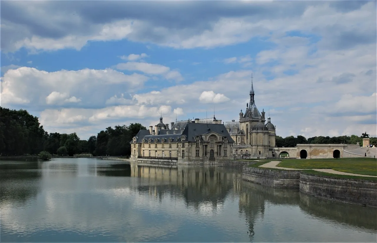 Castello di Chantilly - З Parking, France