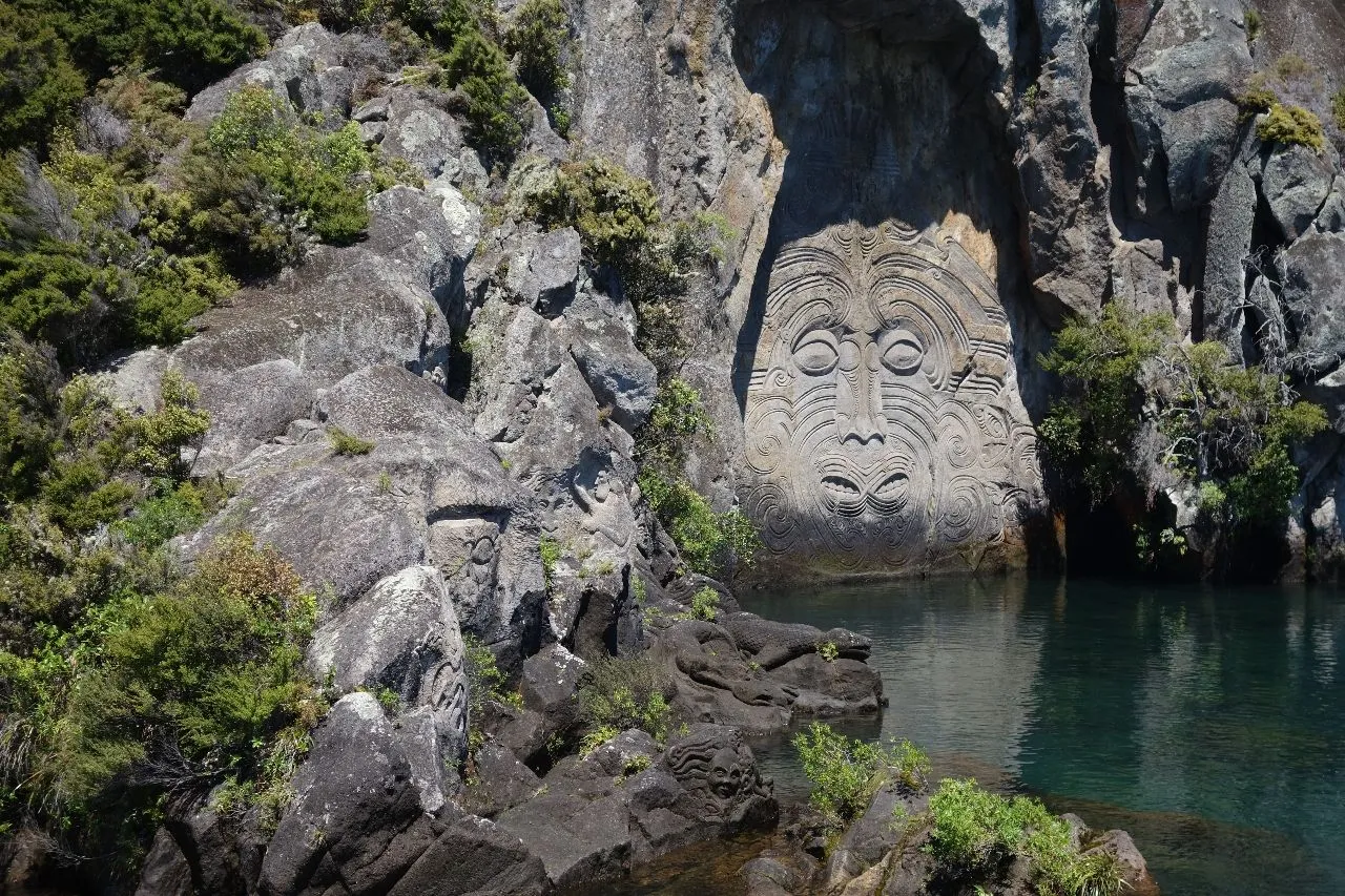 Mine Bay Maori Rock Carvings - Dari Mine Bay, New Zealand