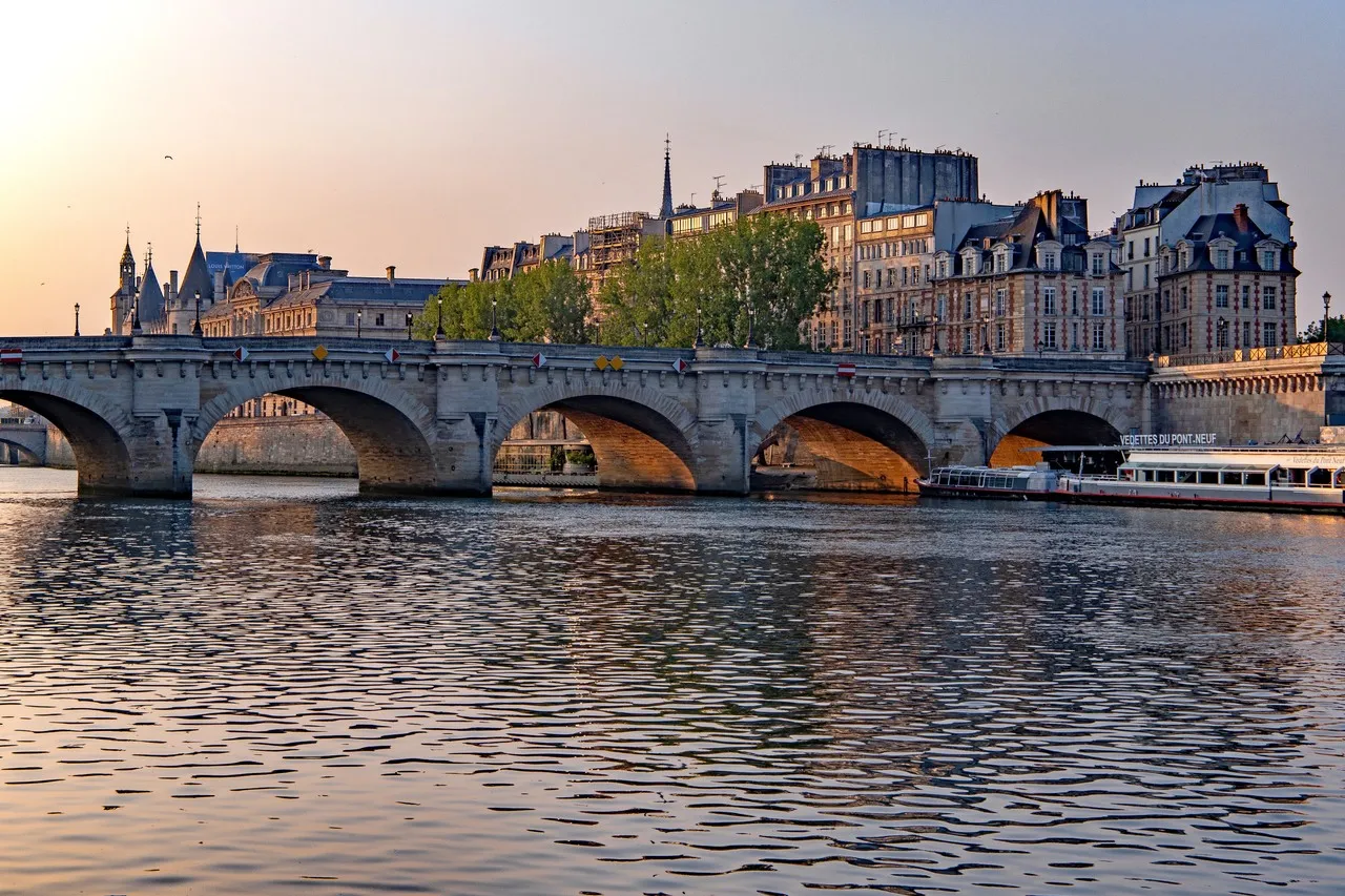 Pont des Arts - Desde Tunnel des Tuileries, France