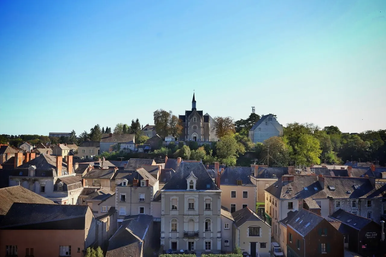 Église Saint Sauveur - Desde Église Sainte-Madeleine de Segré, France