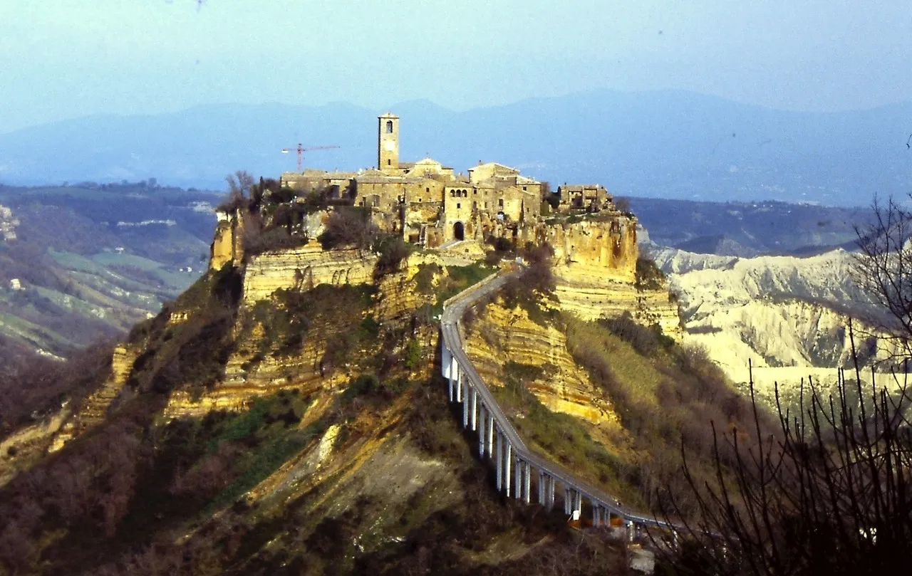 Civita di Bagnoregio - から Viewing Deck on Civita di Bagnoregio, Italy