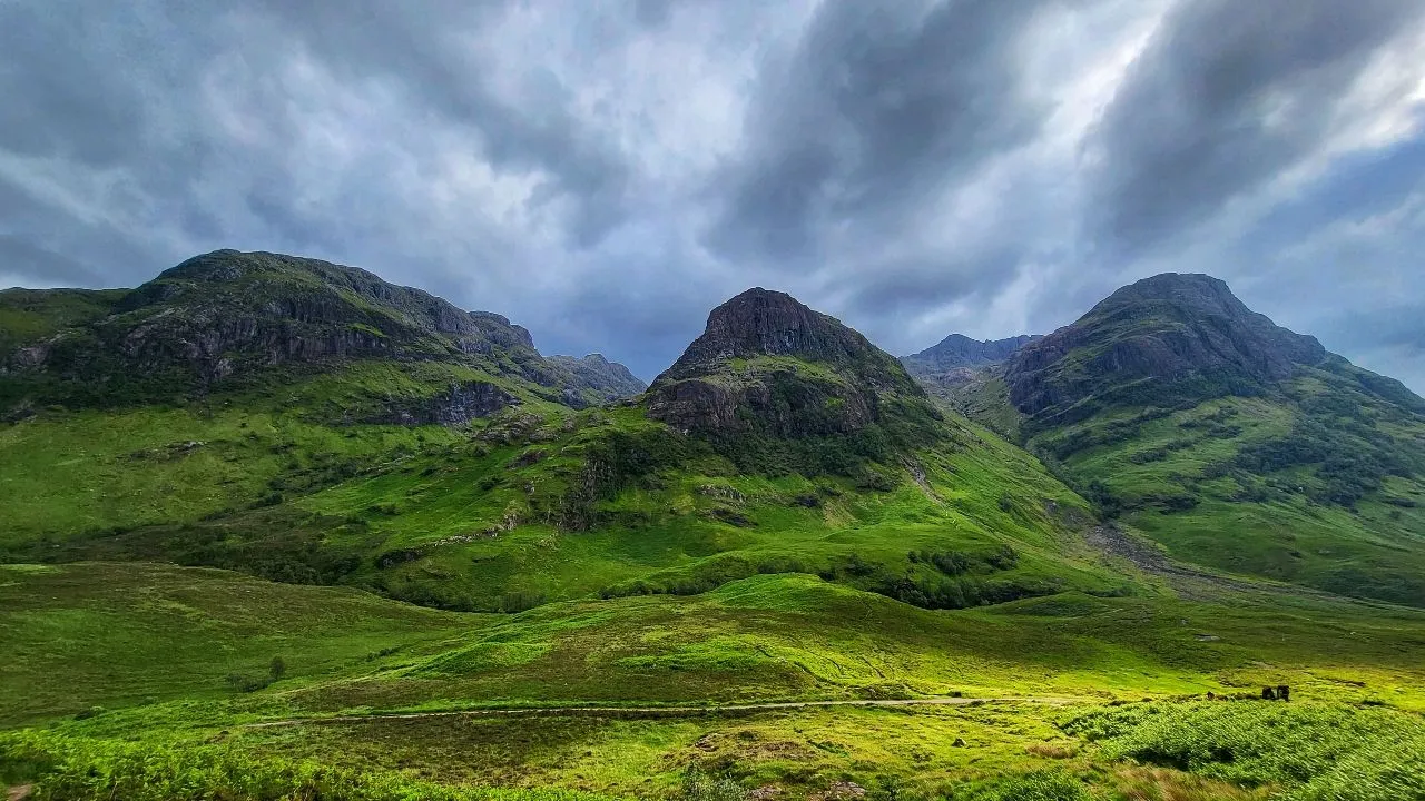 Three Sisters - از Three Sisters Viewpoint parking lot, United Kingdom