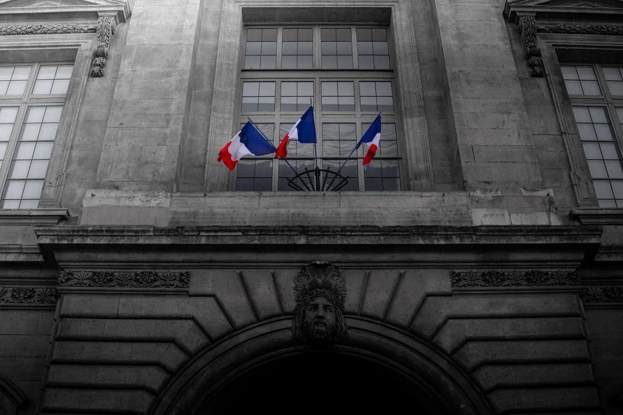Cour Carrée - Da North Entrance, France