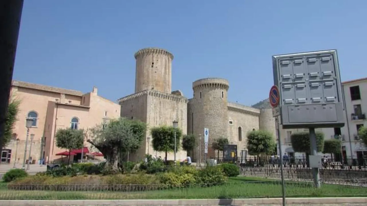 Castello Caetani di Fondi - 출발지 Piazza Unìtà D'Italia, Italy