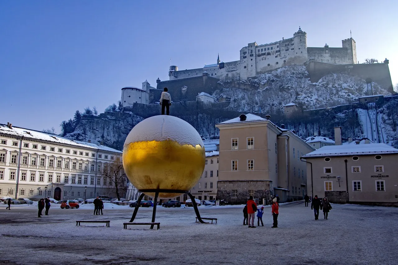 Goldene Kugel Kunstprojekt "Sphaera" von Stephan Balkenhol - Desde Kapitelplatz, Austria
