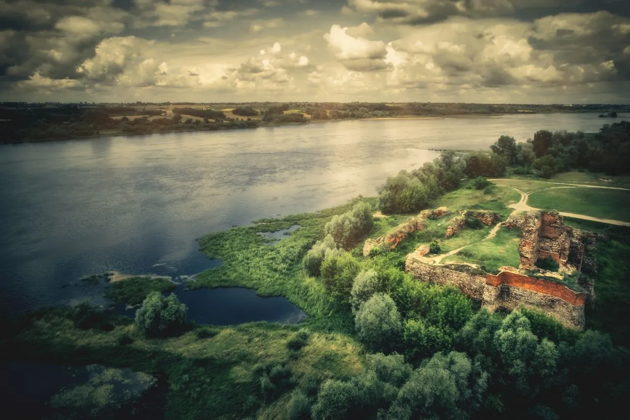 Castle Ruins in Bobrowniki - Desde Drone, Poland