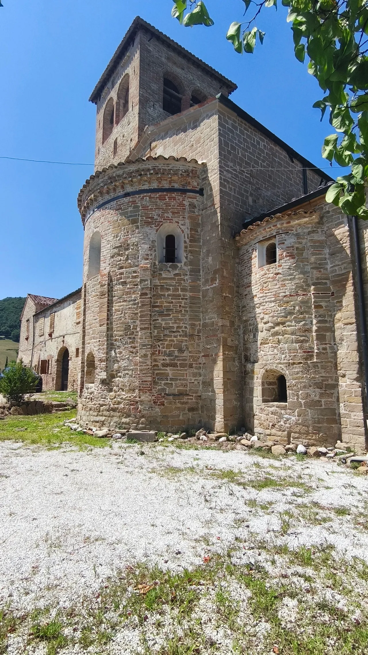Abbazia dei Santi Ruffino e Vitale - Kimdən Courtyard, Italy