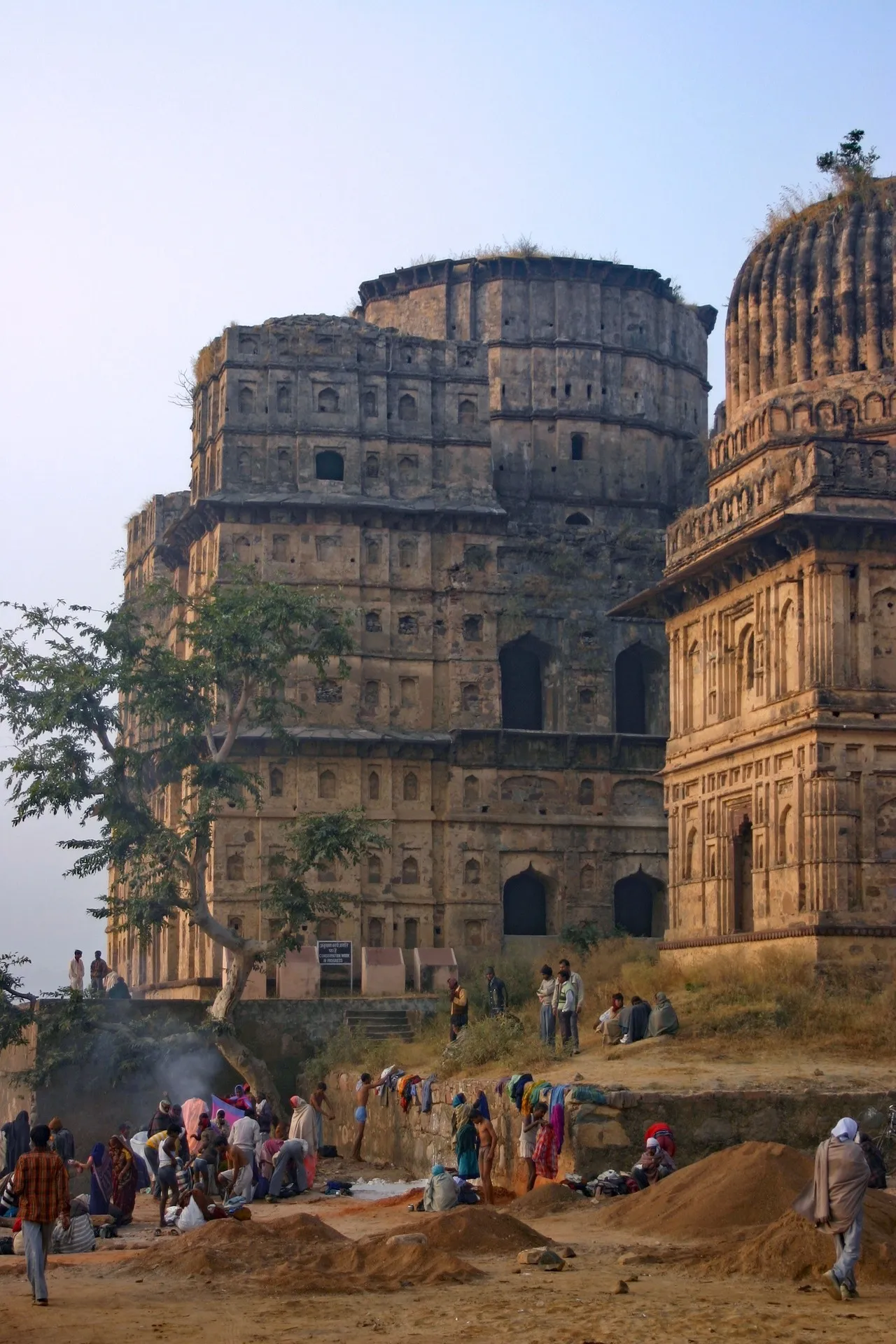 ओरछा छतरियाँ / Orchha Chhatris - Da Kanchan Ghat, India