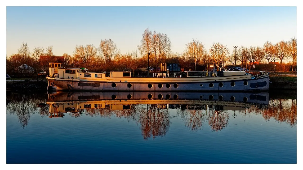 Boats at Canal de la Deule - จาก Chemin de halage, France