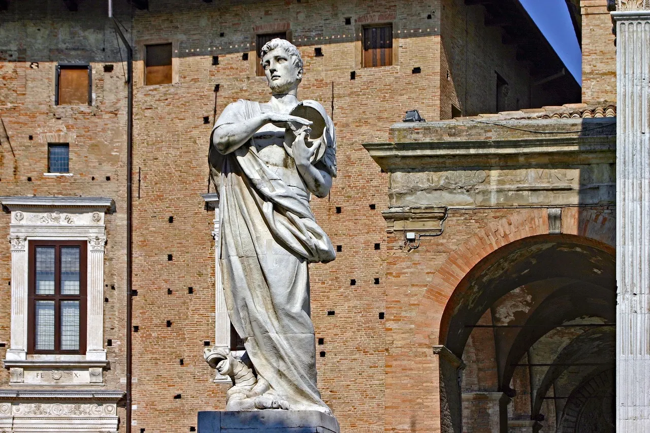 Statua al Palazzo Ducale - Italy