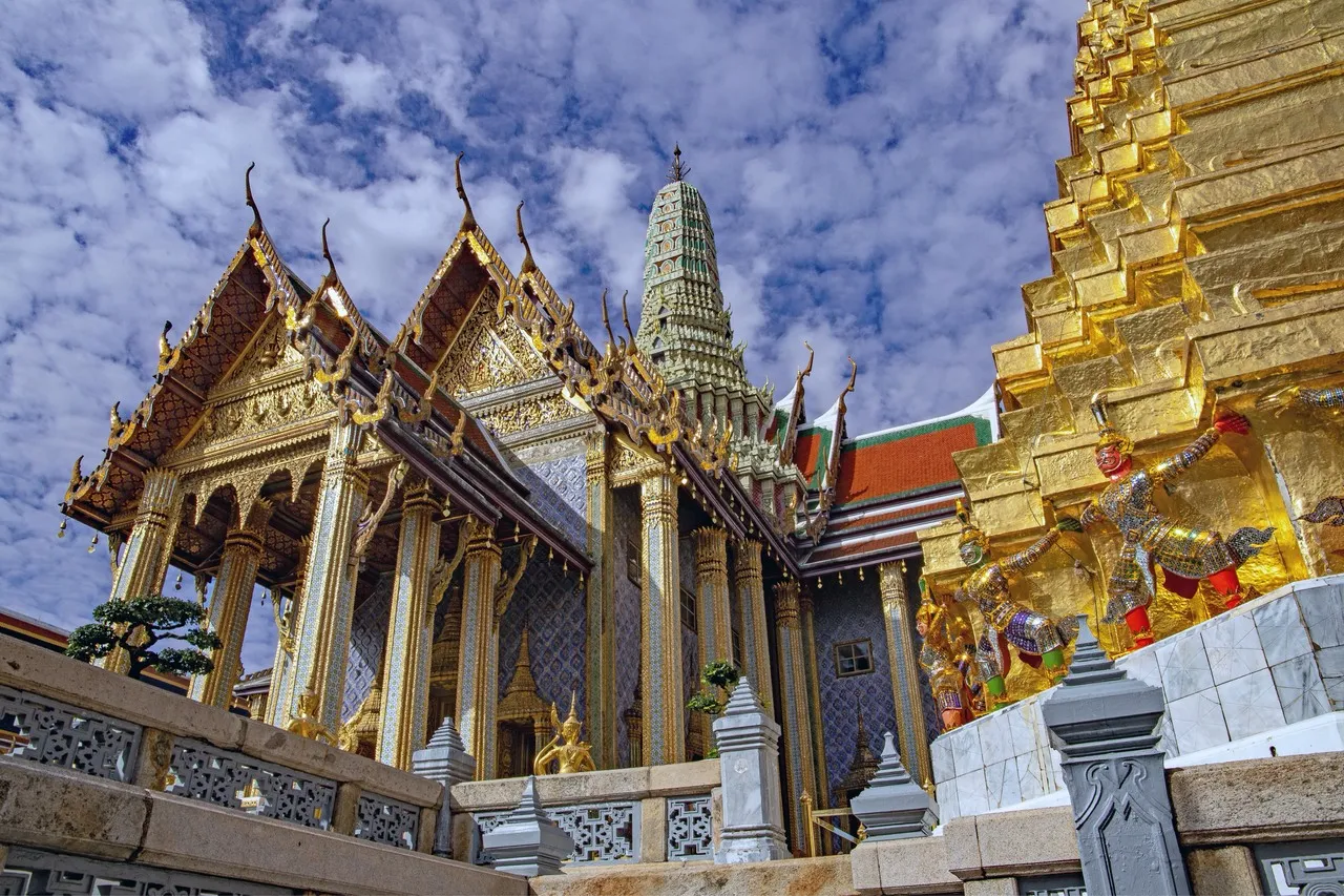 Prasat Phra Thep Bidon - Từ Golden Chedi, Thailand