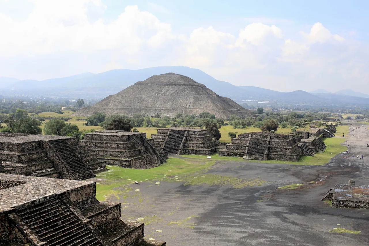 Plaza de la Luna - Desde Pirámide de la Luna, Mexico