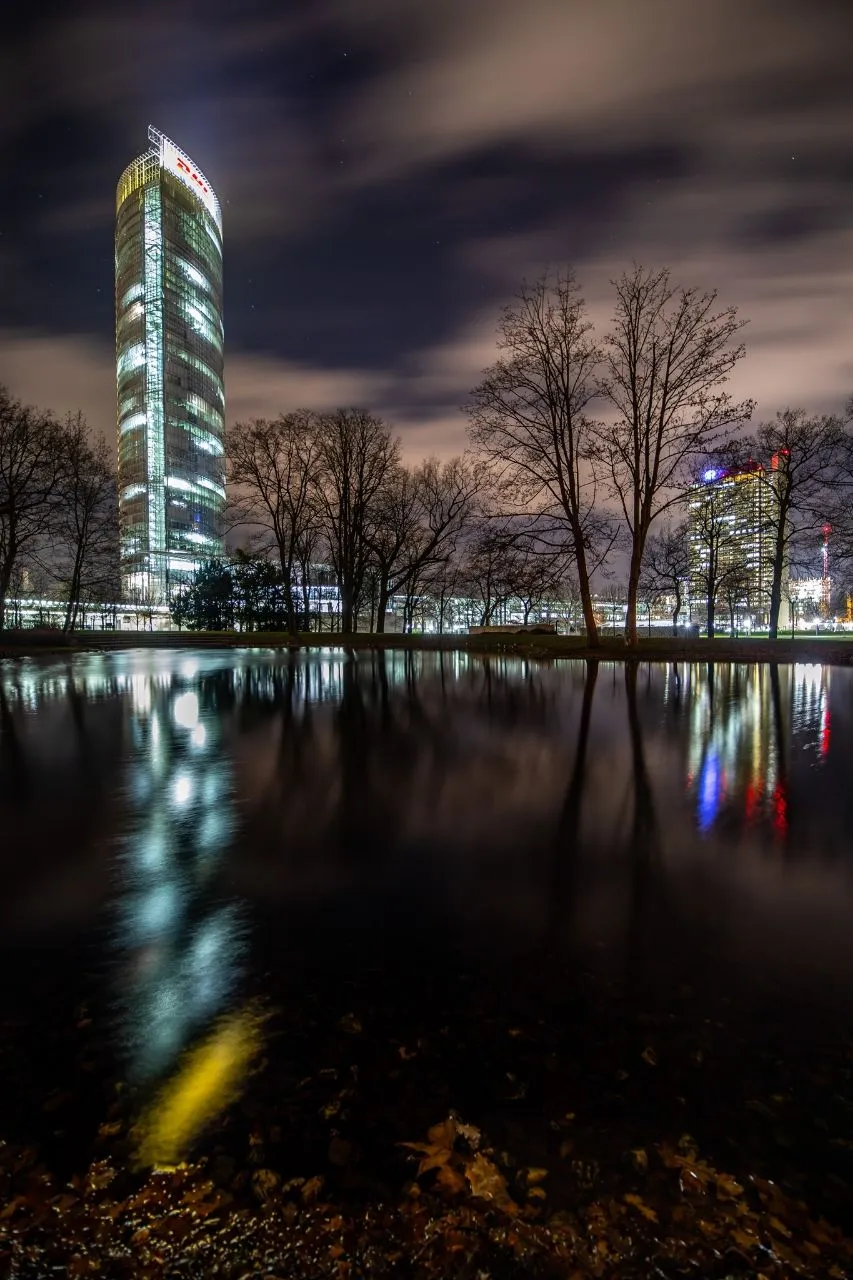 Post Tower & Langer Eugeb - Desde Pond in Front of the Post Tower, Germany