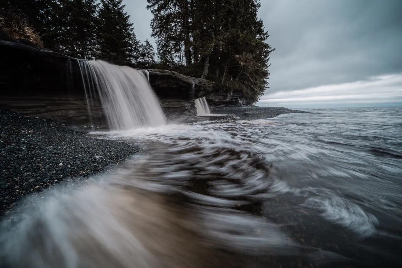 Sandcut Creek - Desde Sandcut Beach, Canada