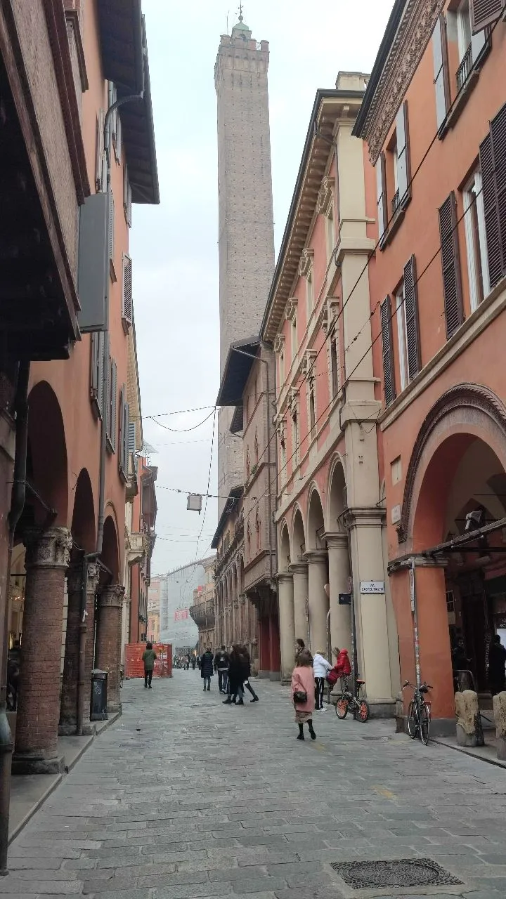 Torre degli Asinelli - Von Strada Maggiore, Italy
