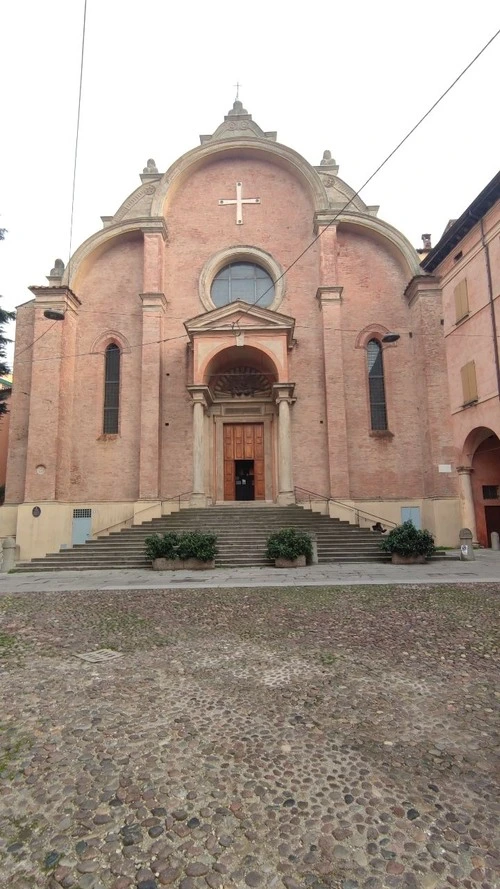 Chiesa San Giovanni in Monte - Desde Piazza San Giovanni in Monte, Italy