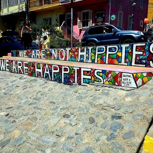 Mural 'We are not hippies, we are happies' - から Lautaro Rosas y Templeman, Chile