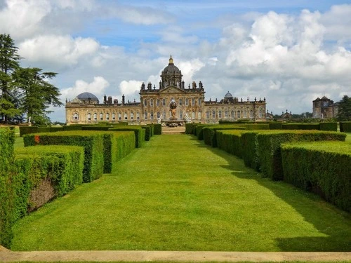 Castle Howard and Atlas Fountain - Desde Courtyard, United Kingdom