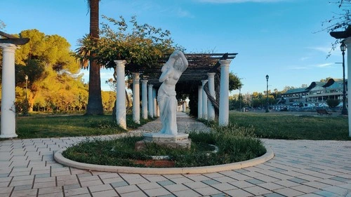 Escultura de Bacante y Sátiro - Desde Rosedal del Parque General San Martín, Argentina
