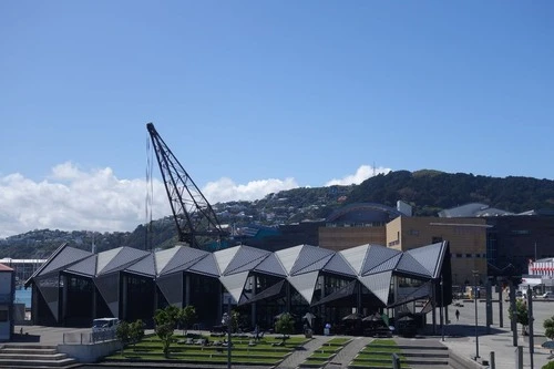 Wharewaka Function Center - Depuis Whairepo Lagoon, New Zealand