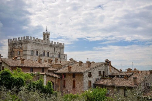 Palazzo dei Consoli - Depuis Via Cattedrale, Italy