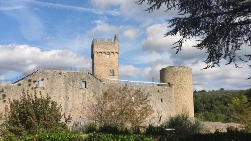 Rocca di Staggia - Từ Fondino, Italy