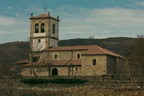 Iglesia de San Vicente Mártir en Entramborios - Desde Paseo de la pradera, Spain