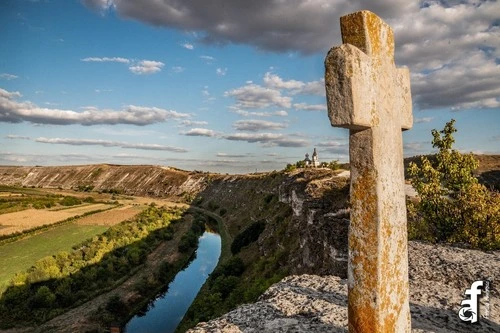 Biserica rupestra Orheii Vechi - Moldova
