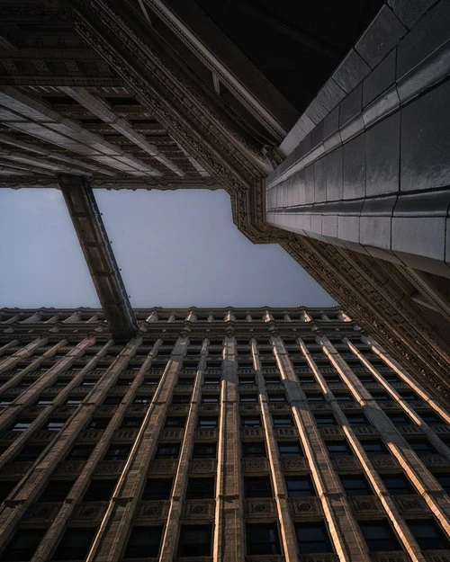 Wrigley Building - Depuis Center walkway looking up, United States
