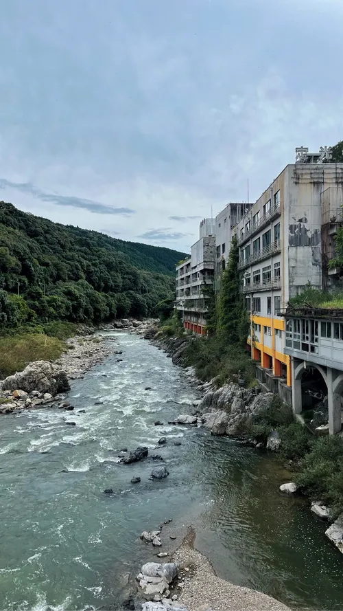 River & Abandoned Buildings - Depuis Shiromine Bridge, Japan