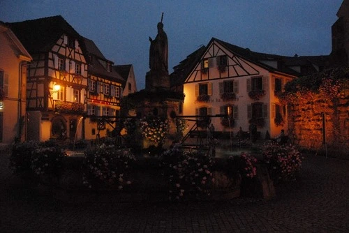 Fontaine de Saint-Léon - Aus Saint-Leon Square, France
