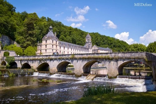 Abbaye Saint-Pierre et Saint-Sicaire - Depuis Overkant van het water, France