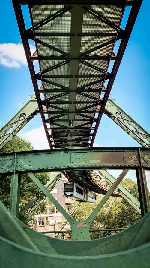 "Stahlharte Drache" / Schwebebahn Wuppertal - Dari Brücke Alexanderstrasse, Germany