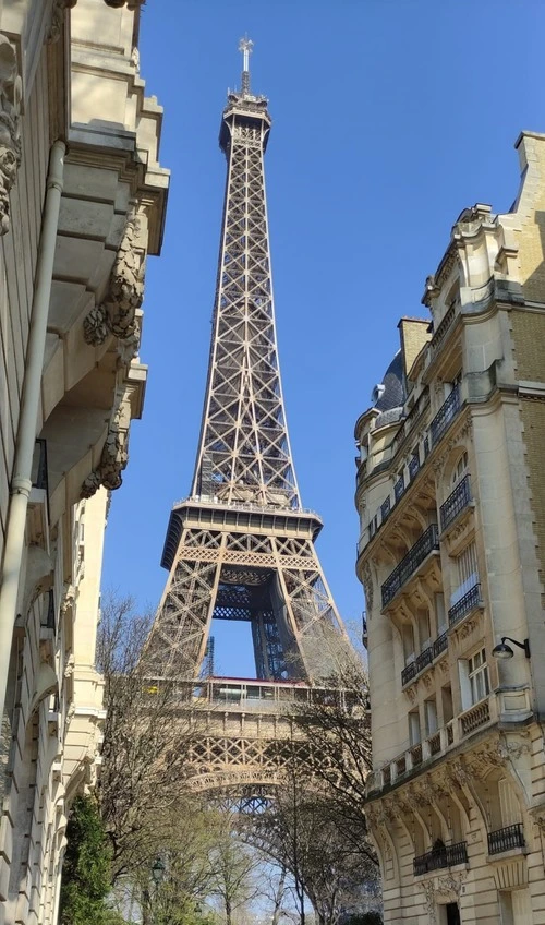 Tour Eiffel - Aus Rue de Buenos Aires, France