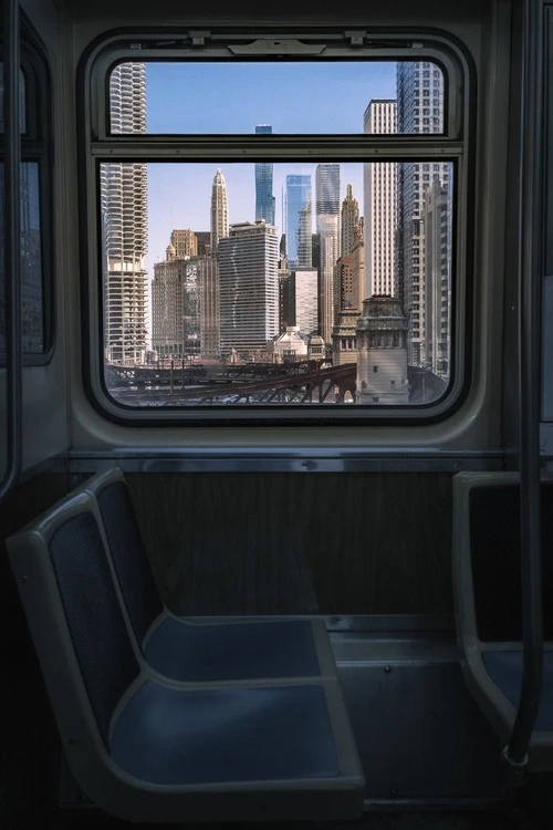 Chicago cityscape along the Chicago River - Depuis The CTA L train crossing the river at Wells St. looking east, United States