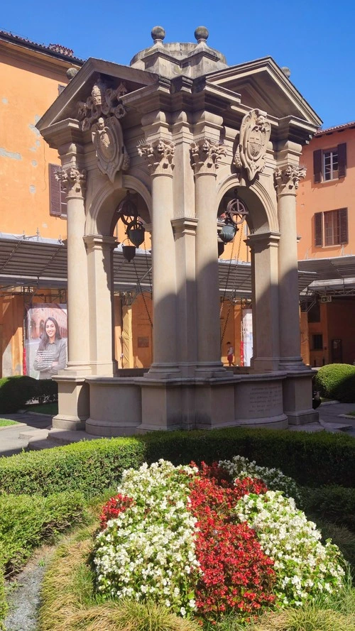 Pozzo di Palazzo d'Accursio - Depuis Cortile Guido Fanti, Italy