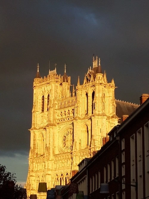 Cathédrale Notre-Dame d'Amiens - Desde Rue Dusevel, France