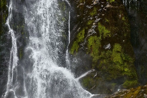 Waterfalls - Depuis Milford Sound, New Zealand