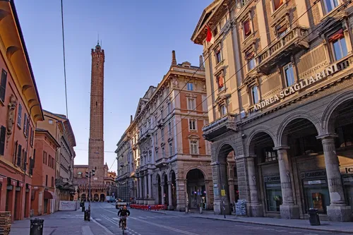 Le due Torri - Depuis Via Rizzoli, Italy