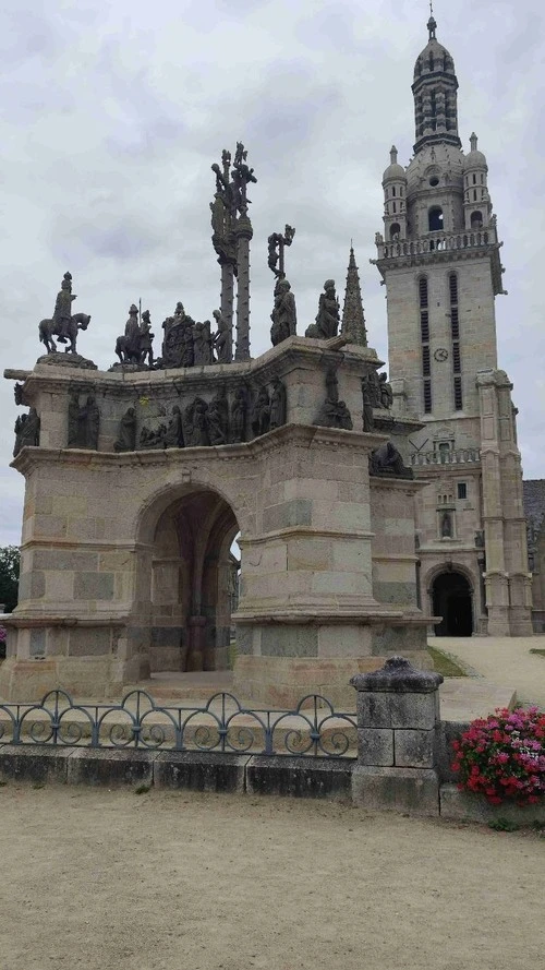 Calvario e chiesa di Saint Germain - Từ Place De Gaulle, France