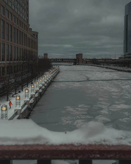 The Chicago River - Aus William P. Fahey Bridge - Columbus Dr, United States