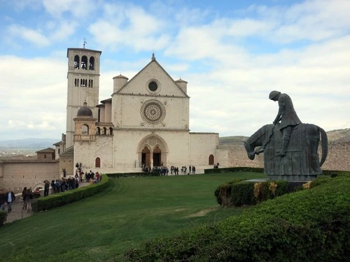 Basilica di San Francesco - Desde Garden with statue of St Francis, Italy