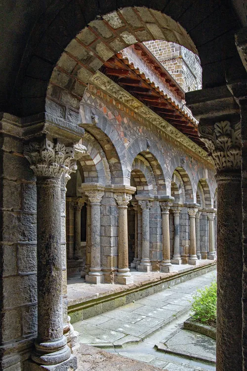 Cathédrale Notre-Dame-du-Puy - Desde Courtyard, France