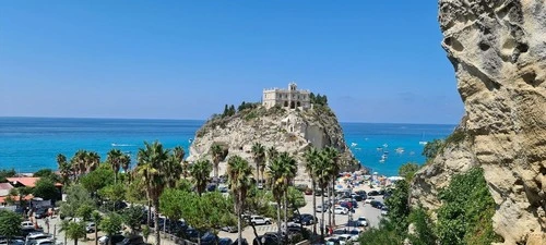 Santuario di Santa Maria dell'Isola di Tropea - Desde Belvedere Piazza del Cannone, Italy