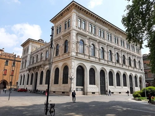 Bank Building - Van Piazza Minghetti, Italy