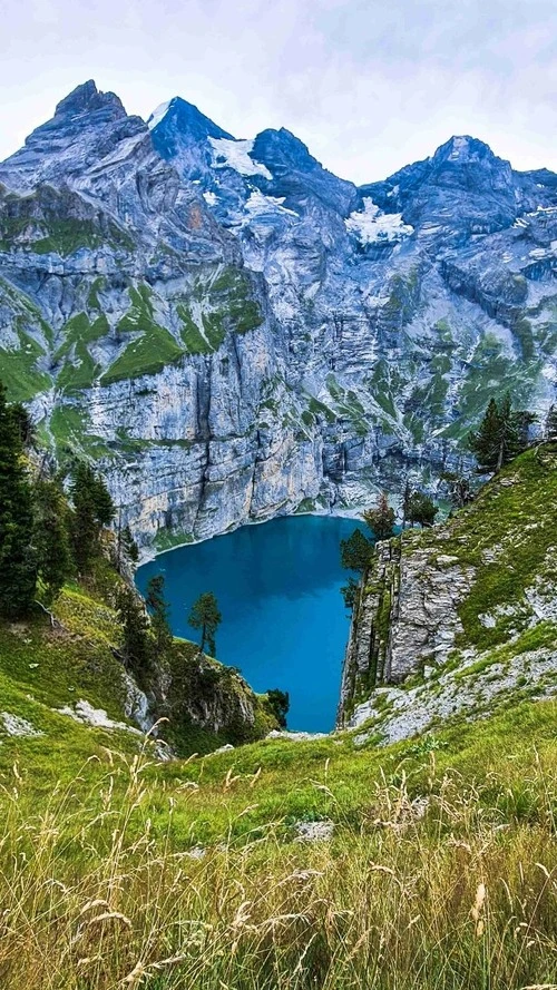 Blick auf den Oeschinensee - Od Wanderweg, Switzerland