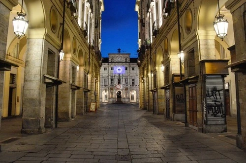 Via Palazzo di Città - Desde Piazza Corpus Domini, Italy
