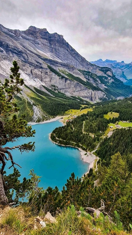 "DER" Ausblick auf den Oeschinensee - Van Aussichtspunkt Heuberg, Switzerland